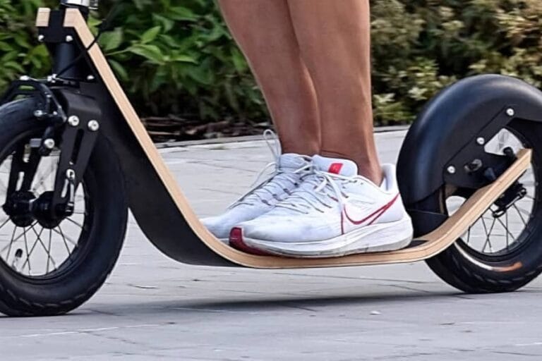 Wide deck, flexible frame, no need of suspension